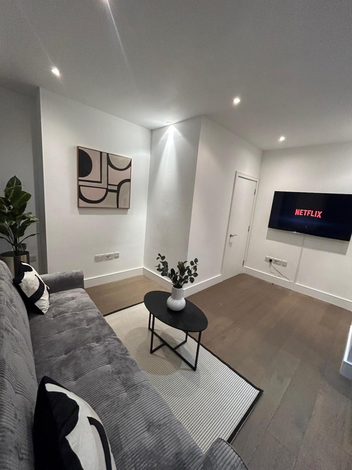 2 Bed Stylish Apartment, Vibrant Hoxton * Londen